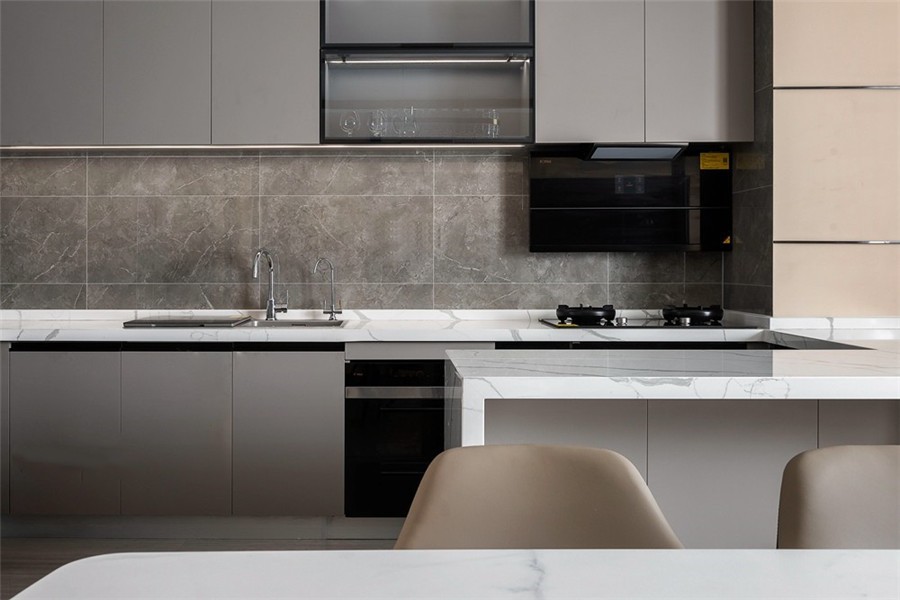 還在擔(dān)心廚房空間?。吭囋囘@樣裝，秒變大廚房